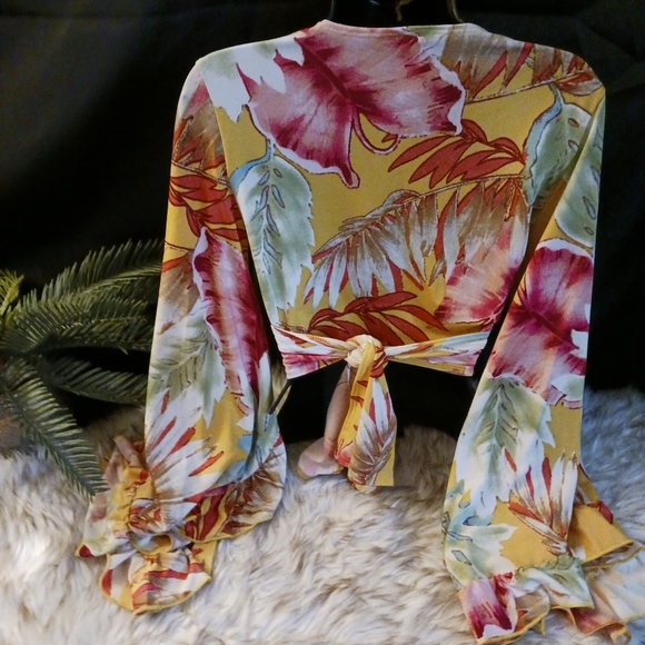 Floral Wrap top sz sm - Picture 2 of 5